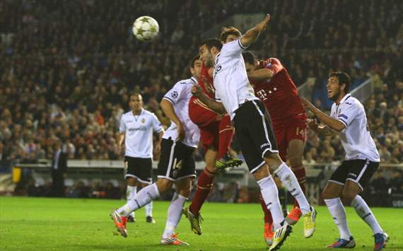 Rami, Javi Martínez y Claudio Pizarro, durante el Valencia-Bayern Múnich
