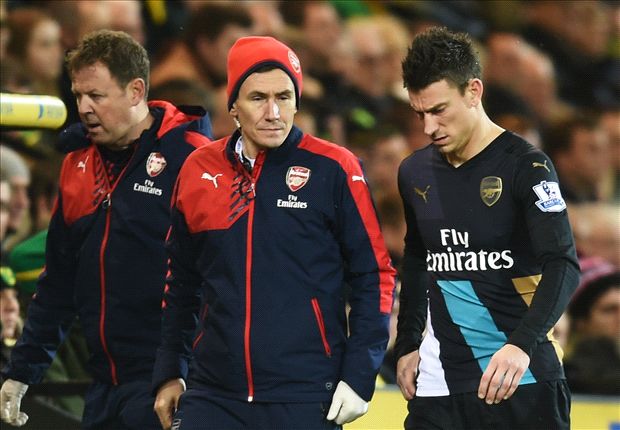 Koscielny forced off against Norwich with hip injury