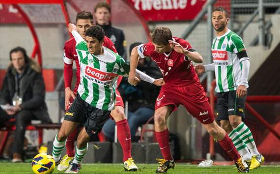 Youness Mokhtar in duel met Tim Breukers, FC Twente - PEC Zwolle