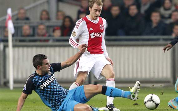 Kevin Strootman in duel met Christian Eriksen, Ajax - PSV