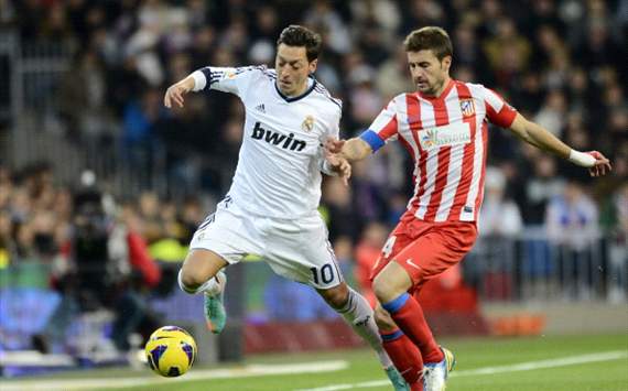 Mesut Ozil y Mario Suárez, en el Real Madrid-Atlético de Madrid