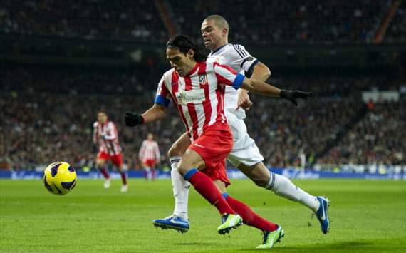Falcao y Pepe, durante el Real Madrid vs Atlético de Madrid