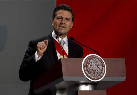 Enrique Peña Nieto y Joseph Blatter felicitan a México