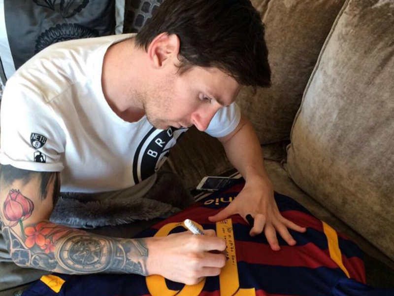 Messi sends Barcelona legend Ronaldinho signed No.10 shirt