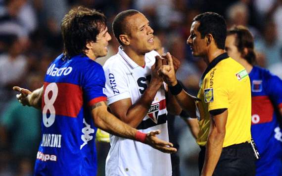 Luis Fabiano - árbitro Antonio Arias