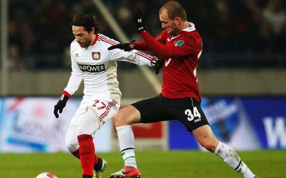 Gonzalo Castro verteidigt den Ball gegen Konstantin Rausch