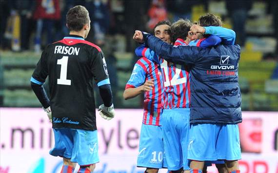 La gioia dei giocatori del Catania dopo la vittoria ai rigori contro il Parma in Coppa Italia
