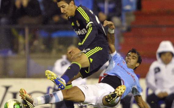 Ángel Di María y Agusto Fernández disputan un balón durante el Celta - Real Madrid de Copa del Rey en Balaídos