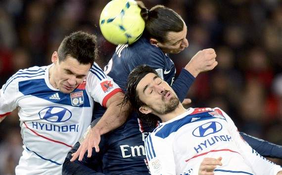 Ligue 1 : Zlatan Ibrahimovic vs Milan Bisevac & Dejan Lovren (Paris SG vs Olympique Lyonnais)