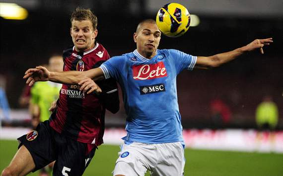 Motta e Inler a duello durante Napoli-Bologna