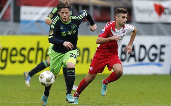 Lasse Schöne aan de bal, FC Utrecht - Ajax