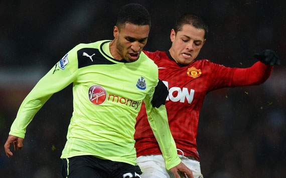 EPL - Manchester United v Newcastle United, Sylvain Marveaux and Javier Hernandez