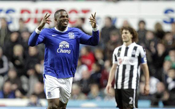 EPL, Newcastle United v Everton, Victor Anichebe (L), Fabricio Coloccini (R)