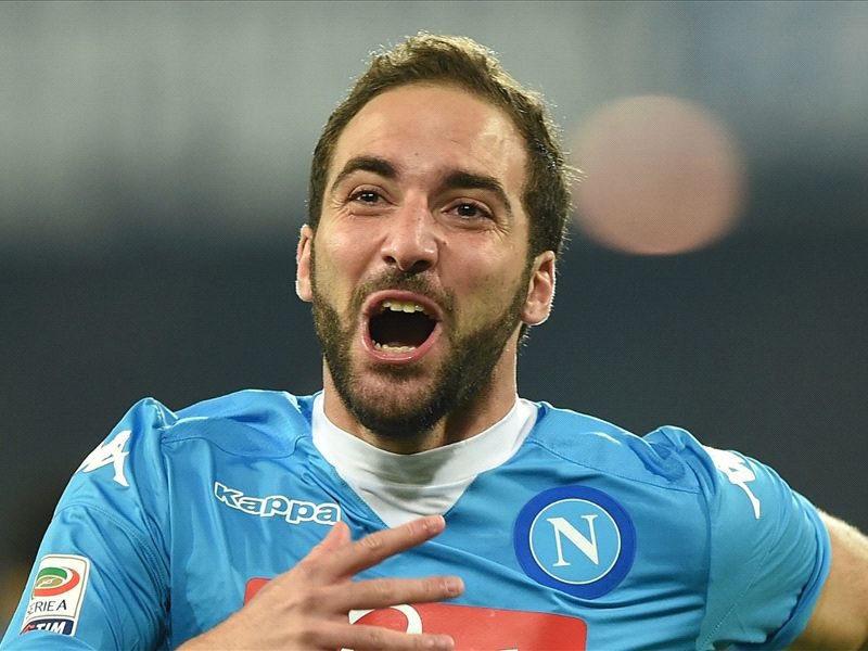 WATCH: Juventus fans give Higuain a roaring welcome