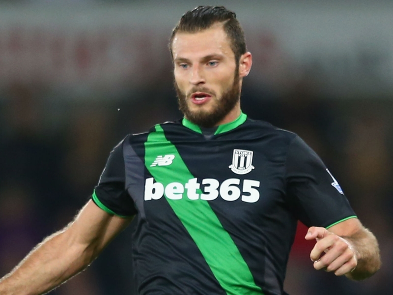 Pieters signs new Stoke contract