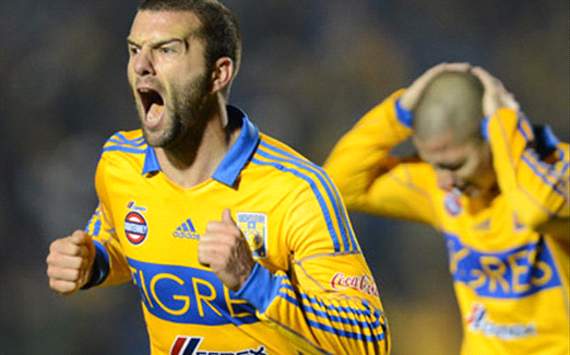 Emanuel Villa celebra con Tigres