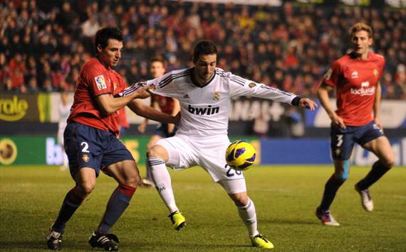 Gonzalo Higuaín, Rubén González - Osasuna v Real Madrid
