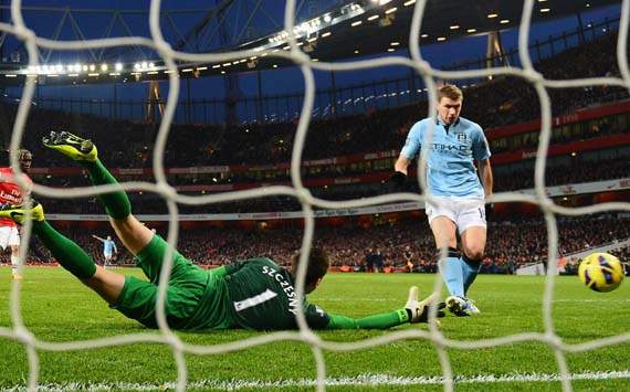 EPL - Arsenal v Manchester City, Edin Dzeko & Laurent Koscielny, Wojciech Szczesny & Edin Dzeko