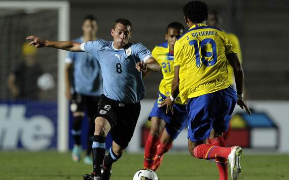 Cristoforo ante Jose Gutierrez en Uruguay vs Ecuador