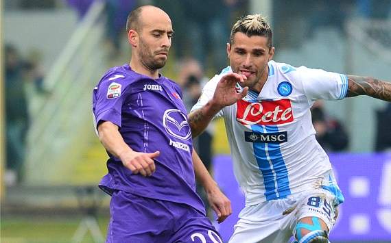 Borja Valero against Valon Behrami - Fiorentina-Napoli