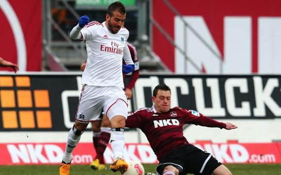 Rafael van der Vaart setzt sich gegen Hanno Balitsch durch