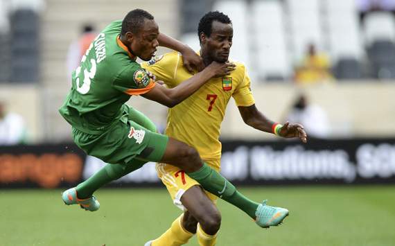 Ethiopia's Said Ahmed takes on Zambia's Stoppila Sunzu (L) during Afcon 2013 in South Africa