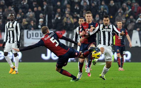 Andreas Granqvist (G), Mirko Vucinic (J) - Juventus-Genoa - Serie A