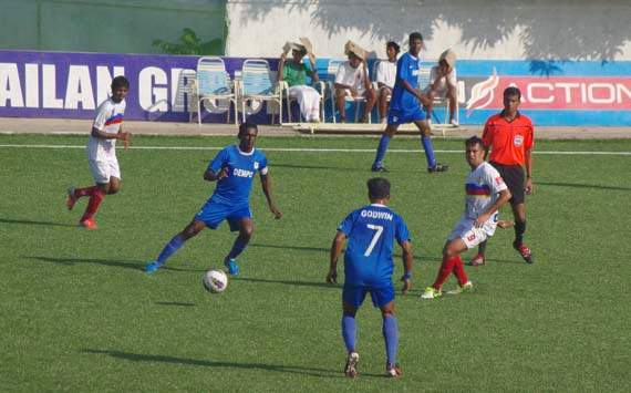 Climax Lawrence passes to Godwin Franco, Dempo SC vs ONGC FC, I-League