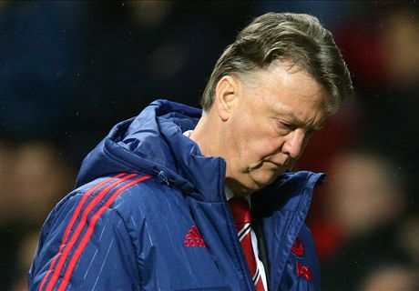 Bored Man Utd fan falls ASLEEP