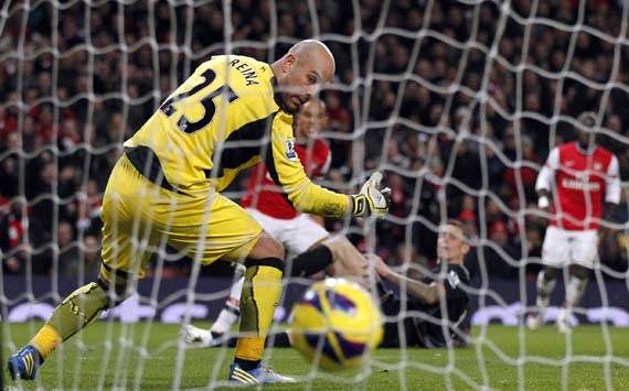 EPL, Arsenal v Liverpool, Theo Walcott (C), Pepe Reina (L)