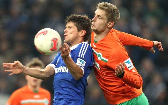 Schalkes Huntelaar schirmt den Ball gegen Fürths Sobiech ab
