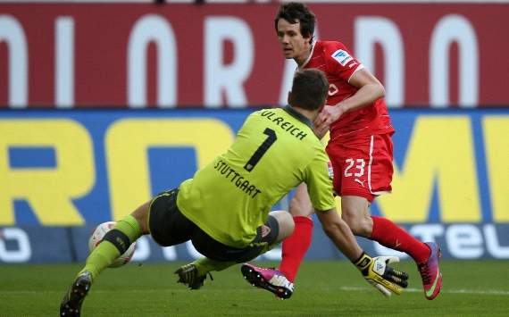 Düsseldorfs Kruse bringt die Kugel an Stuttgarts Ulreich vorbei
