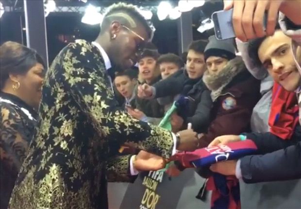 Pogba signs... a Barcelona shirt?!