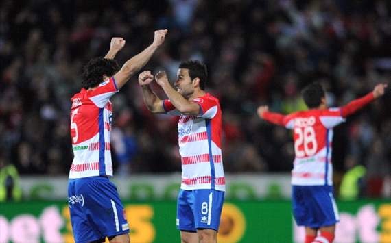 Diego Mainz e Iñigo Lopez celebran durante el Granada-Real Madrid