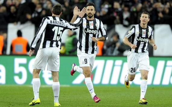 Juventus players celebrate Vucinic goal against Fiorentina