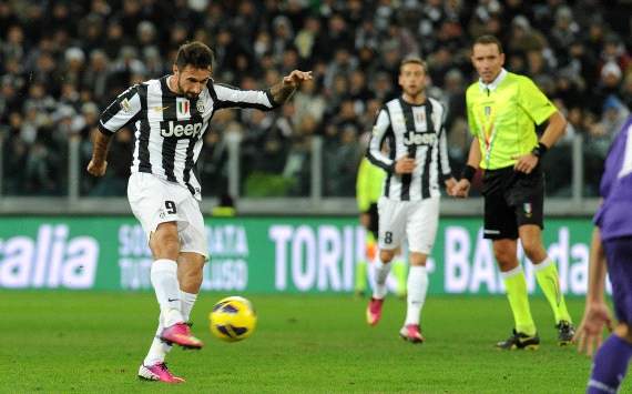 Mirko Vucinic (Juventus) scores a goal against Fiorentina