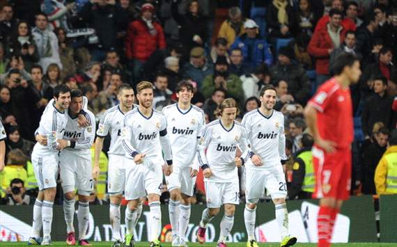 Real Madrid celebra ante el Sevilla