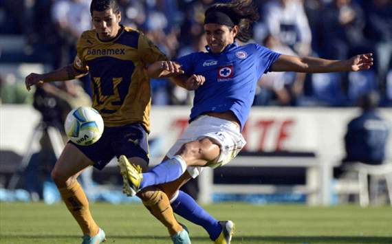 Robin Ramírez (Pumas) y Gerardo Flores (Cruz Azul)