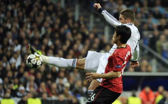 Sergio Ramos y Kagawa durante el Real Madrid - Manchester United