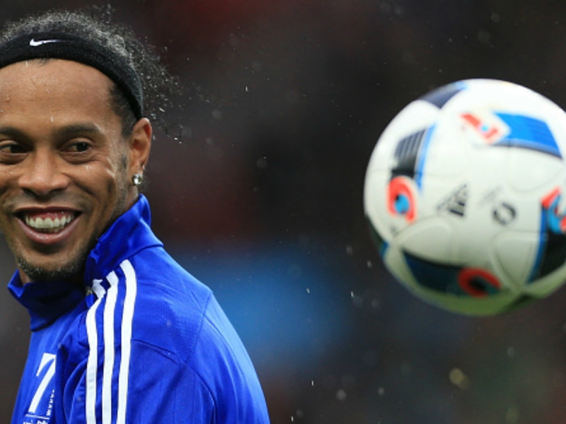 WATCH: Ronaldinho flees from pitch invasion in Las Vegas showpiece