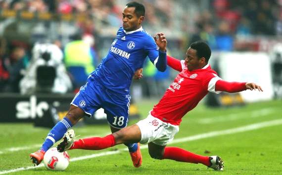 Der Mainzer Junior Diaz grätscht Schalkes Raffael ab