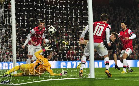 UEFA Champions League - Arsenal v Bayern Munich,Thomas Muller (2R), Wojciech Szczesny (L)