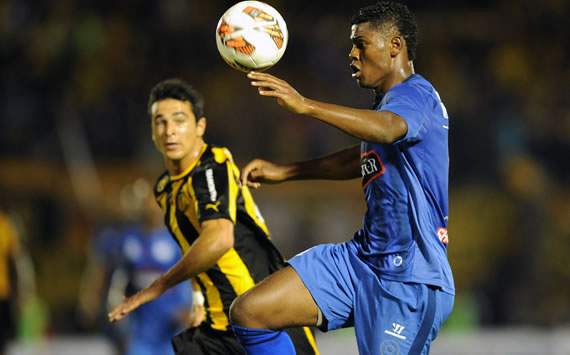 Marlon de Jesus mirado por Alejandro Gonzalez - Peñarol vs Emelec