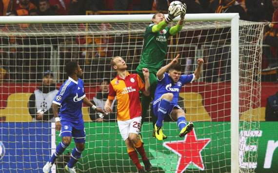 Klaas-Jan Huntelaar (R) of Schalke is challenged by goalkeeper Fernando Muslera and Semih Kaya