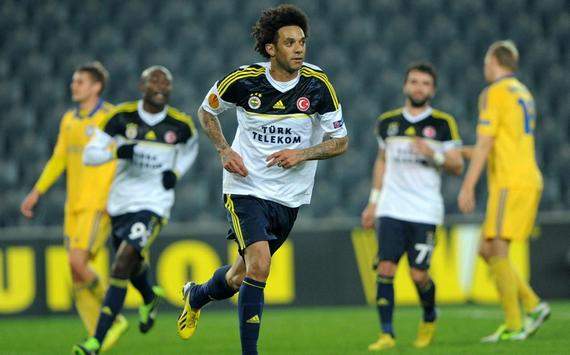 Cristian Baroni and other Fenerbahce players celebrate a goal against BATE Borisov in Europa League