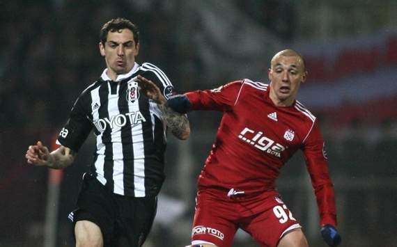 Roberto Hilbert (Besiktas) and Aatif Chahechouhe (Sivasspor)