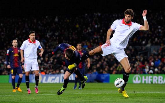 Federico Fazio, Gerard Piqué - FC Barcelona v Sevilla