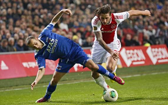 Mitchell Dijks in duel met Roy Beerens, Ajax - AZ