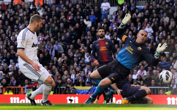 Karim Benzema, Victor Valdes - Real Madrid v Barcelona - Clasico