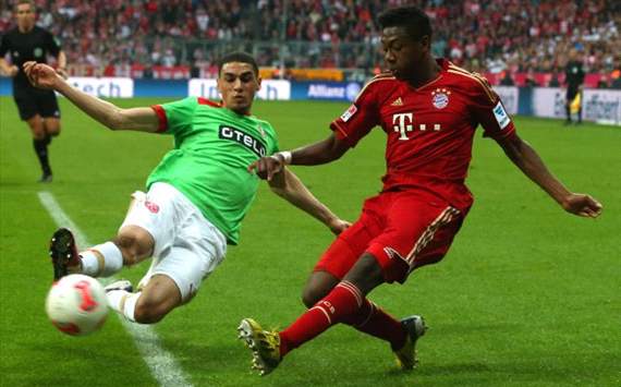 Mathis Bolly und David Alaba im Zweikampf